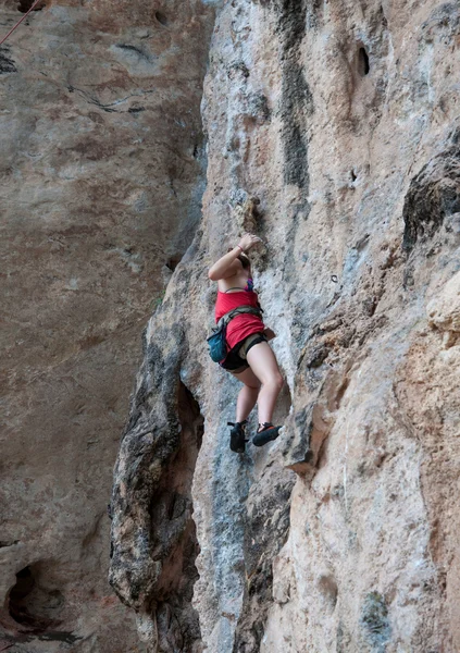 Donna arrampicata sulla via della roccia estate (Railay Beach, Krabi pro — Foto Stock