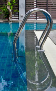 Hotel merdiven ile mavi Yüzme Havuzu