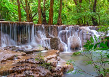 Derin yağmur ormanları orman şelale (Huay Mae Kamin Waterfall ben