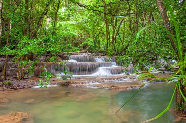 Derin yağmur ormanları orman şelale (Huay Mae Kamin Waterfall ben