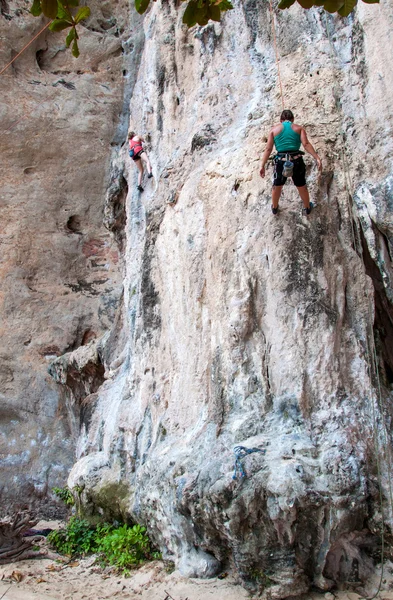 Två weman klättring på rock rutten sommaren (railay beach, krabi — Stockfoto