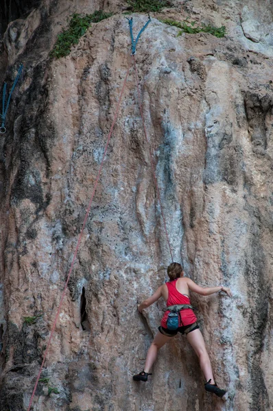 Mujer escalando en la ruta de la roca de verano (Railay Beach, Krabi pro — Foto de Stock