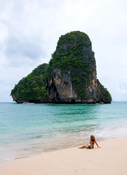 Mulher sozinha sentar-se na praia olhando mar e ilha . — Fotografia de Stock