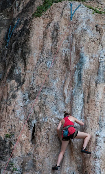 Donna arrampicata sulla via della roccia estate (Railay Beach, Krabi pro — Foto Stock