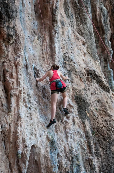 Donna arrampicata sulla via della roccia estate (Railay Beach, Krabi pro — Foto Stock