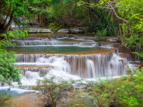 Cascade dans la forêt tropicale profonde jungle (Huay Mae Kamin cascade i — Photo