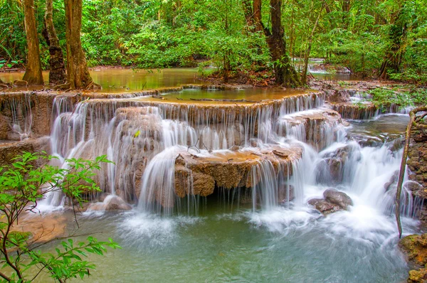 Cascata nella giungla della foresta pluviale profonda (Huay Mae Kamin Waterfall — Foto Stock