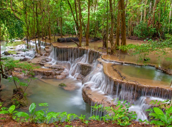 Vízesés a mély esőerdők dzsungel (huay mae kamin vízesés — Stock Fotó