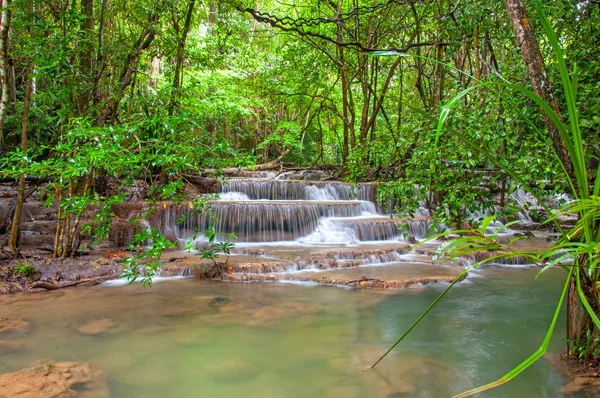 Vízesés a mély esőerdők dzsungel (huay mae kamin vízesés i — Stock Fotó