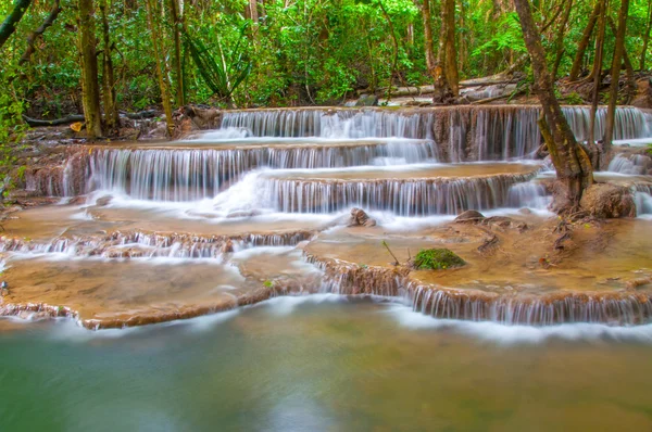 Cascata nella giungla della foresta pluviale profonda (Huay Mae Kamin Waterfall — Foto Stock