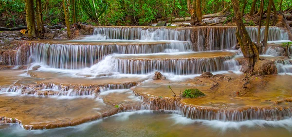 Vattenfall i djup regnskog djungel (huay mae kamin vattenfall i — Stockfoto