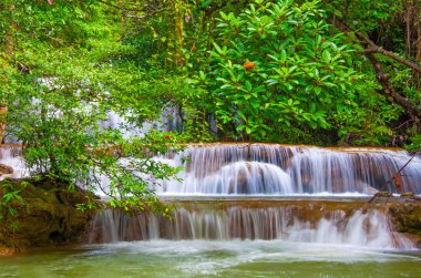 Derin yağmur ormanları orman şelale (Huay Mae Kamin Waterfall ben