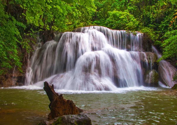 Wodospad w głębokich lasów tropikalnych dżungli (huay mae kamin wodospad i — Zdjęcie stockowe