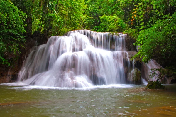 Waterfall in deep rain forest jungle (Huay Mae Kamin Waterfall i — Stock Photo, Image