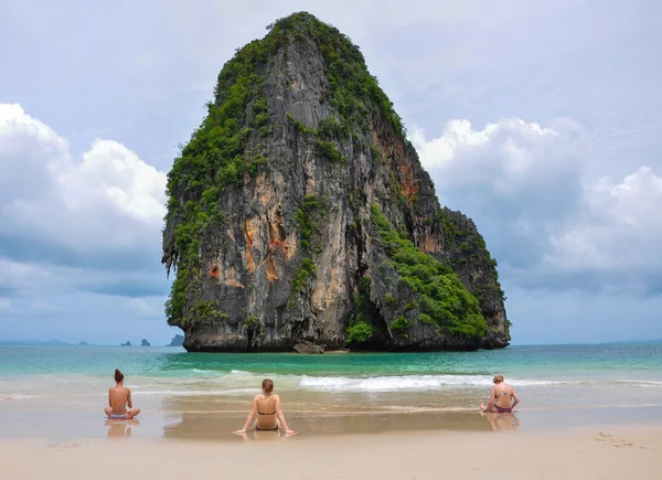 女性は海と島を探しているビーチの上に座る. — ストック写真