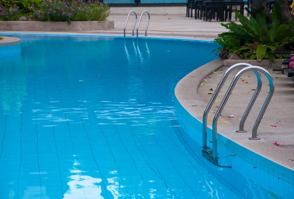 Blue swimming pool in hotel — Stock Photo, Image