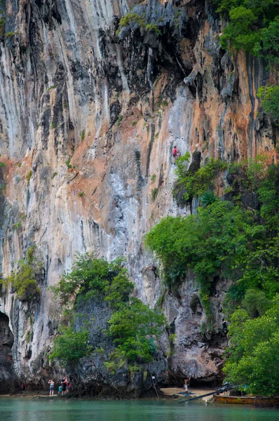 Personnes grimpant sur la route rocheuse été — Photo