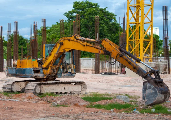 Parco attrezzature per la costruzione di escavatori in cantiere . — Foto Stock