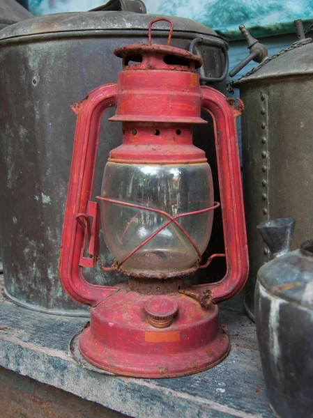 Velha lanterna enferrujada vermelha — Fotografia de Stock