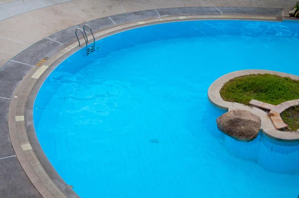 Blue swimming pool in hotel — Stock Photo, Image