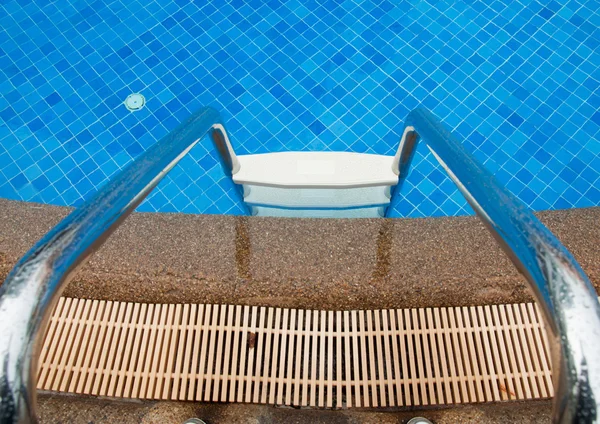 Modrý bazén se schodiště v hotelu — Stock fotografie