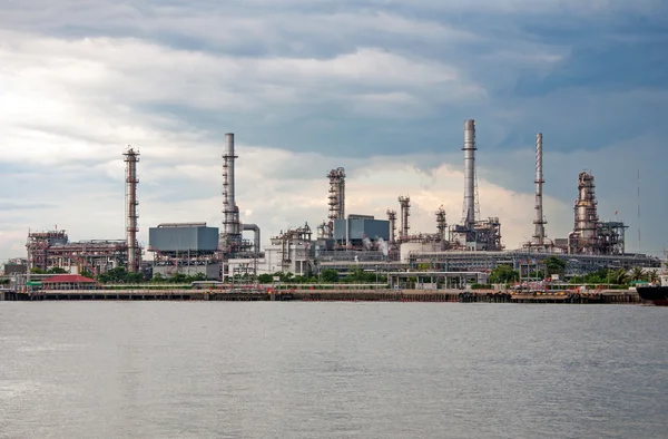 Fábrica de refinaria de petróleo no rio Tailândia — Fotografia de Stock