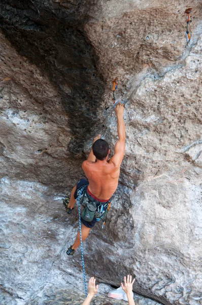 Homem escalando na rota de rock verão — Fotografia de Stock