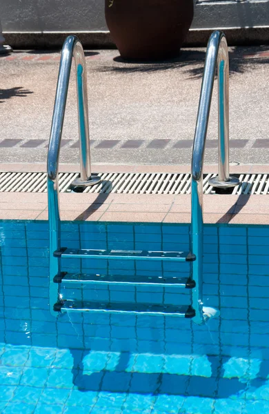 Swimmingpool med trappe på sportscenter - Stock-foto