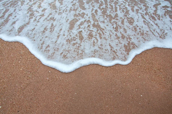 Ola de mar en la playa de arena — Foto de Stock