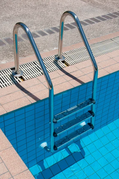 Pool med trappa på sportcenter — Stockfoto