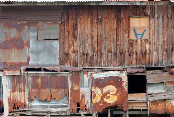 Vieille maison en bois mur et fenêtre en zinc pourriture — Photo