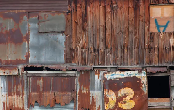 Oude houten huis muur en verval zink venster — Stockfoto