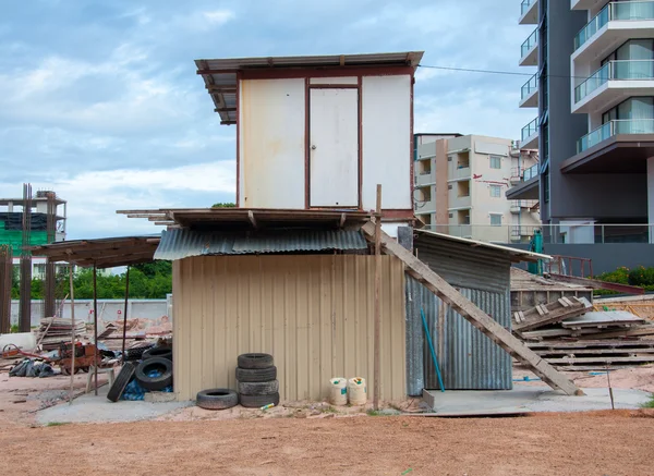 Casas temporárias para o trabalhador perto do local de construção — Fotografia de Stock