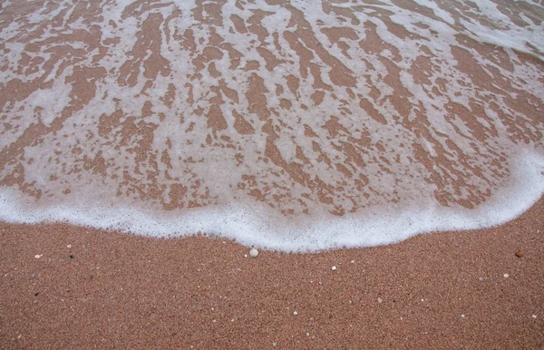 Kumlu sahilde deniz dalgası — Stok fotoğraf