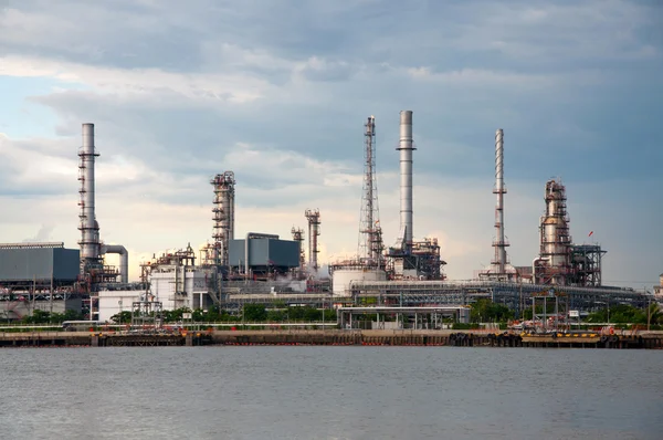 Olie raffinaderij fabriek in rivier thailand — Stockfoto