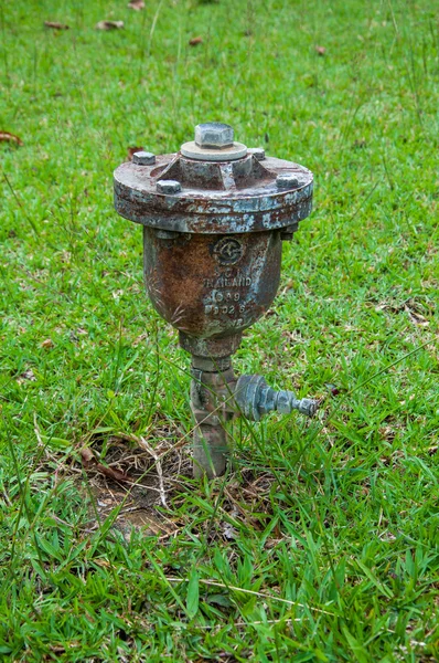 Rostiga rör och ventiler i trädgården — Stockfoto