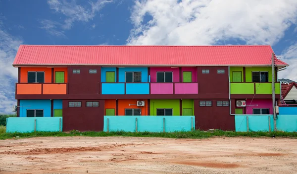 Maisons colorées sur terrain vacant — Photo