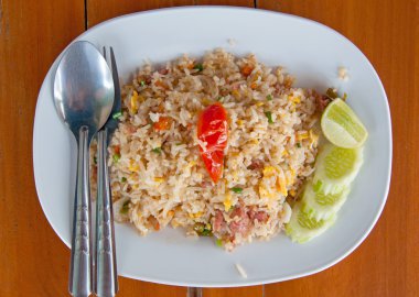 Kızarmış domuz eti pilav tablo