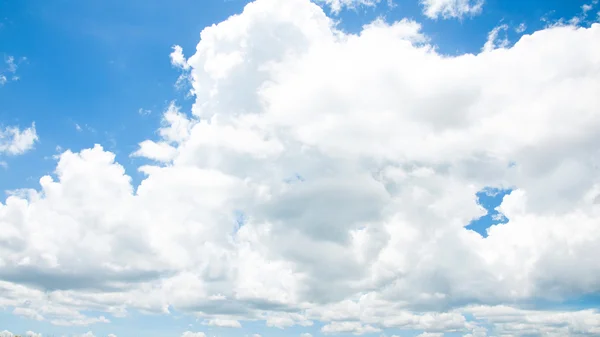 雲と青い空. — ストック写真