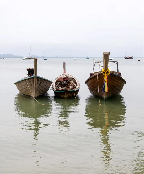 Thai tradicional barco de cola larga en la bahía —  Fotos de Stock