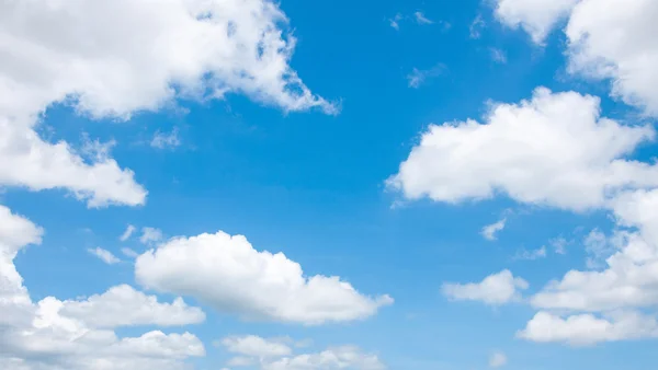 Ciel bleu avec nuages. — Photo