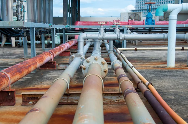 Industriële leidingen op sanitair op het gebouw — Stockfoto