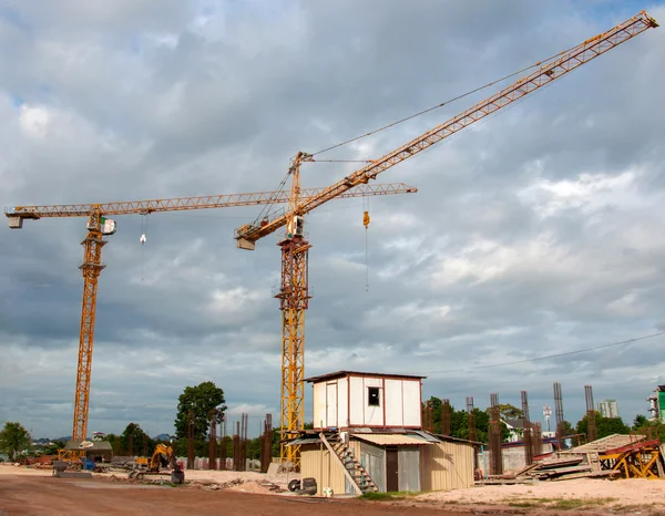 Crane and working progress in construction site — Stock Photo, Image