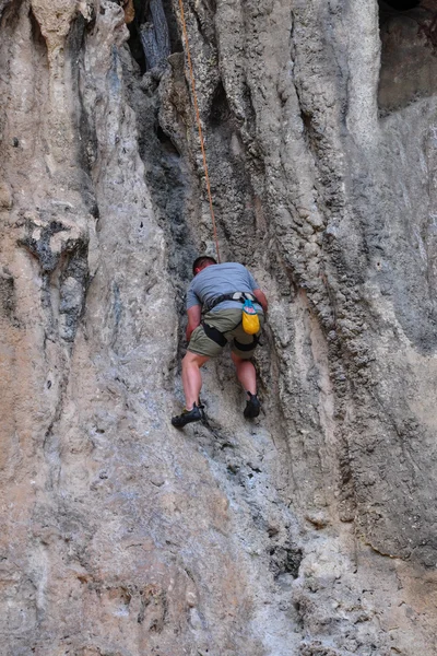 Uomo arrampicata sulla via della roccia estate — Foto Stock