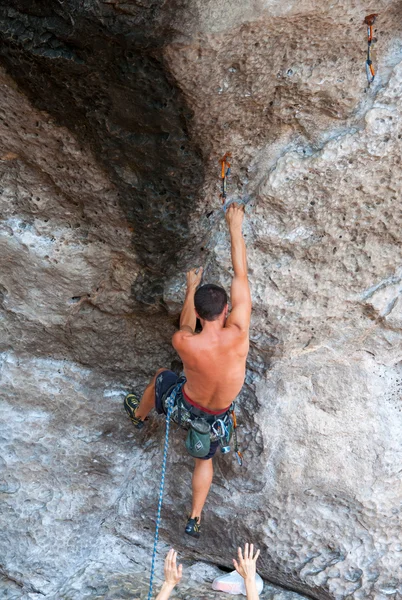 Άνθρωπος, αναρρίχηση σε βράχο διαδρομή καλοκαίρι — Φωτογραφία Αρχείου