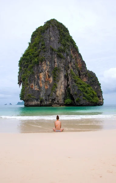 Kvinna ensam sitta på stranden ser havet och ön (railay, kra — Stockfoto