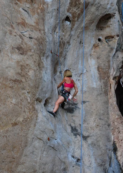 Woman climbing on the rock route summer — Stock Photo, Image