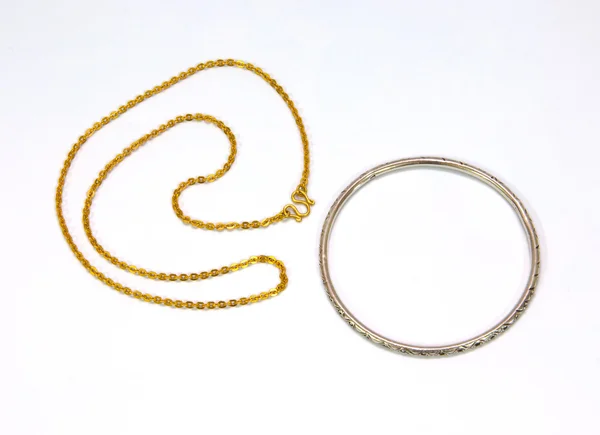 Gouden kettingen en zilveren armband geïsoleerd op witte achtergrond — Stok fotoğraf