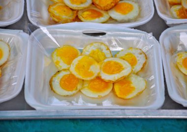 смажені перепелині яйця в каструлі отвір тайському стилі