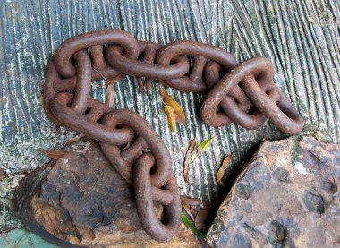 katta paslı metal zincir